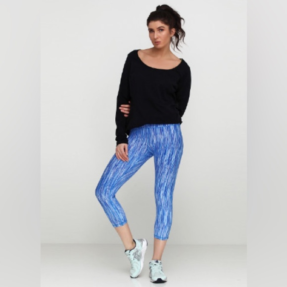 GAP Blue and White Striped yoga capris size medium 06-59